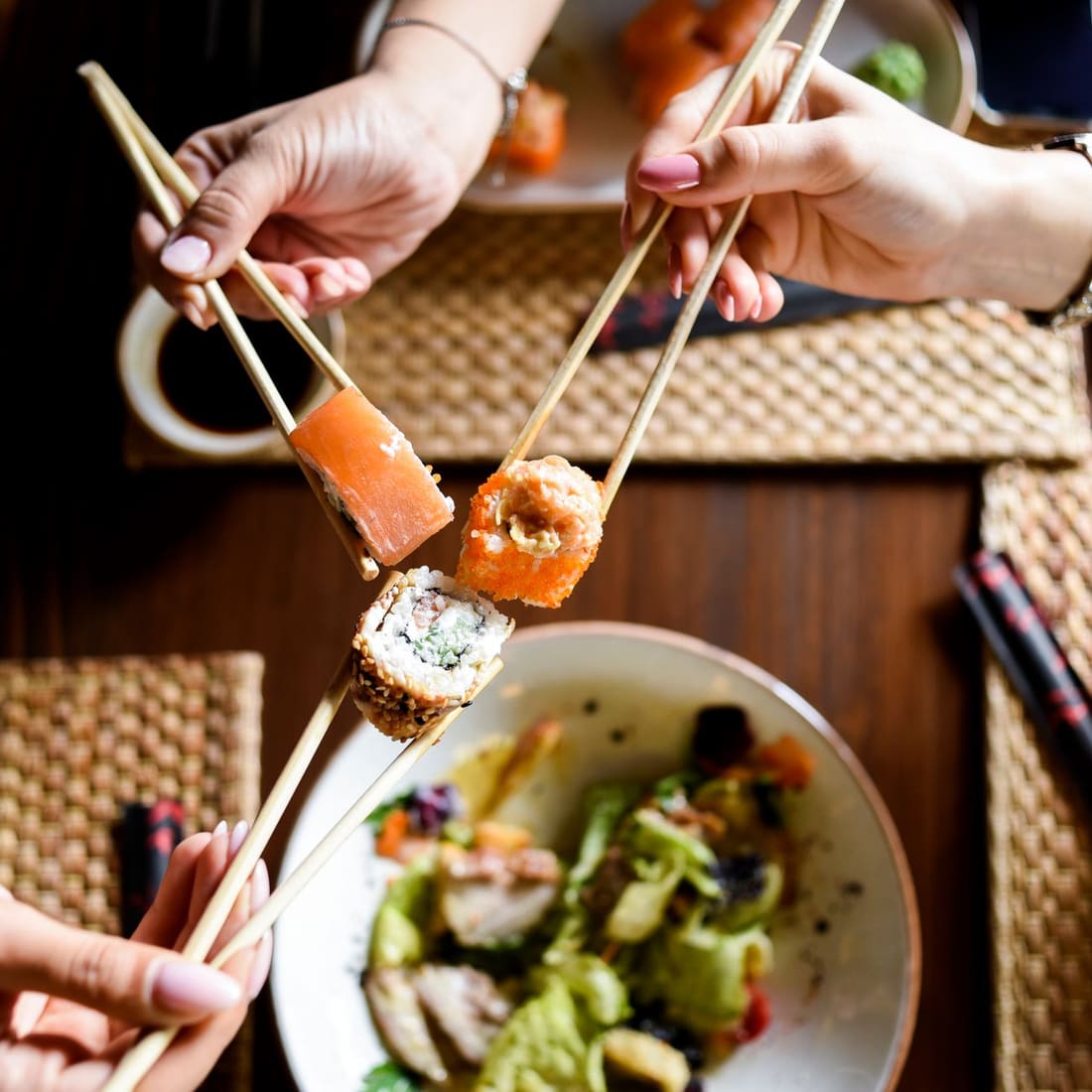 Ruce formující sushi rýži