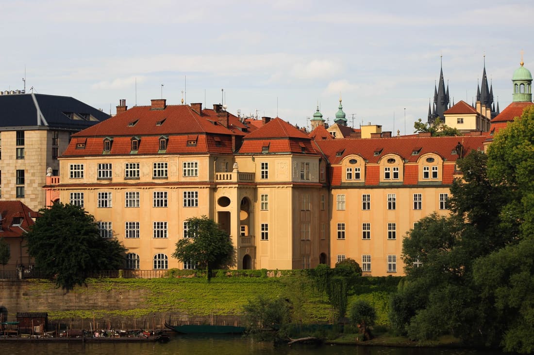 Praha 2 — Vinohrady, okolí Vinohradské 42